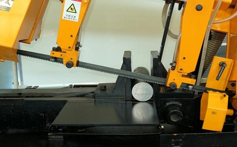 郧阳数控带锯床自动送料精度会出现偏差吗？